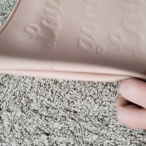 LOVERS Gonna Love Large Light Pink Wristlet - Picture 6 of 7